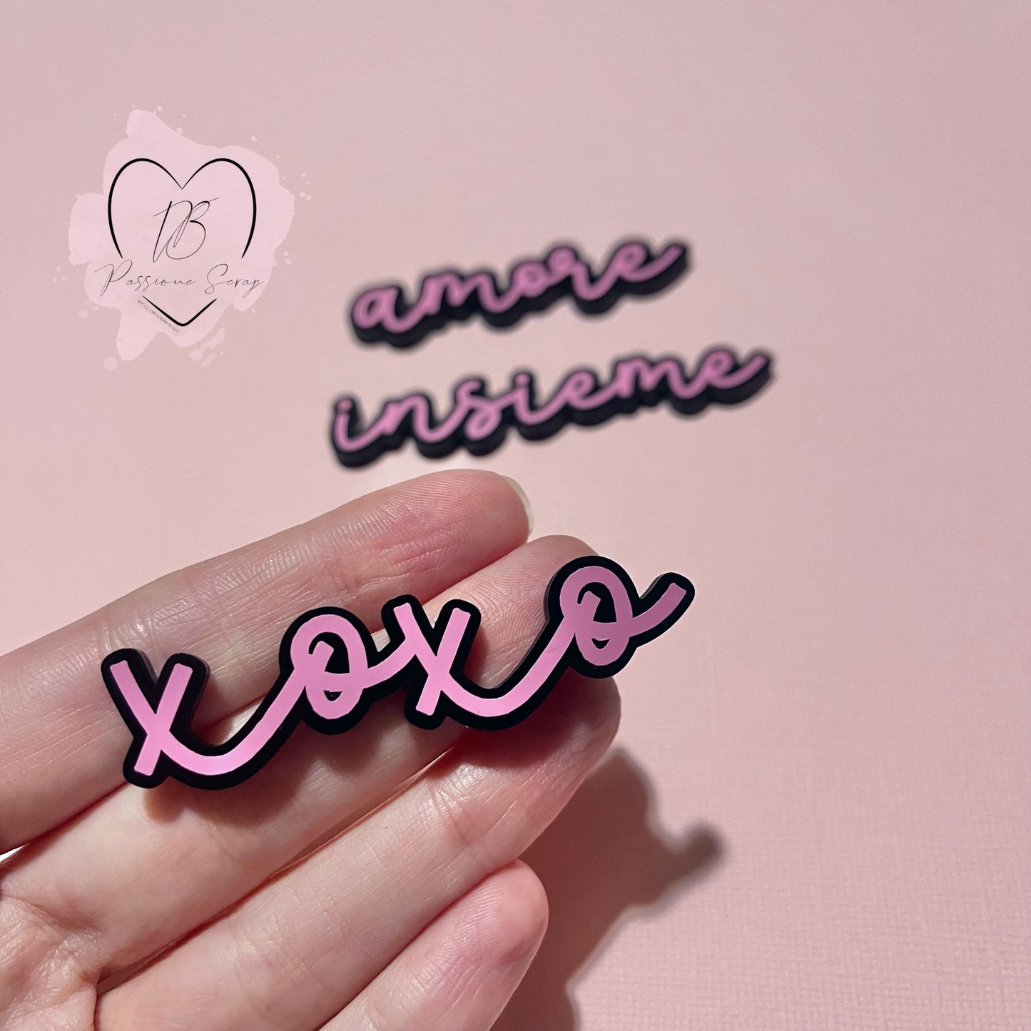 Scritte in acrilico e vinile “C’è amore nell’aria”