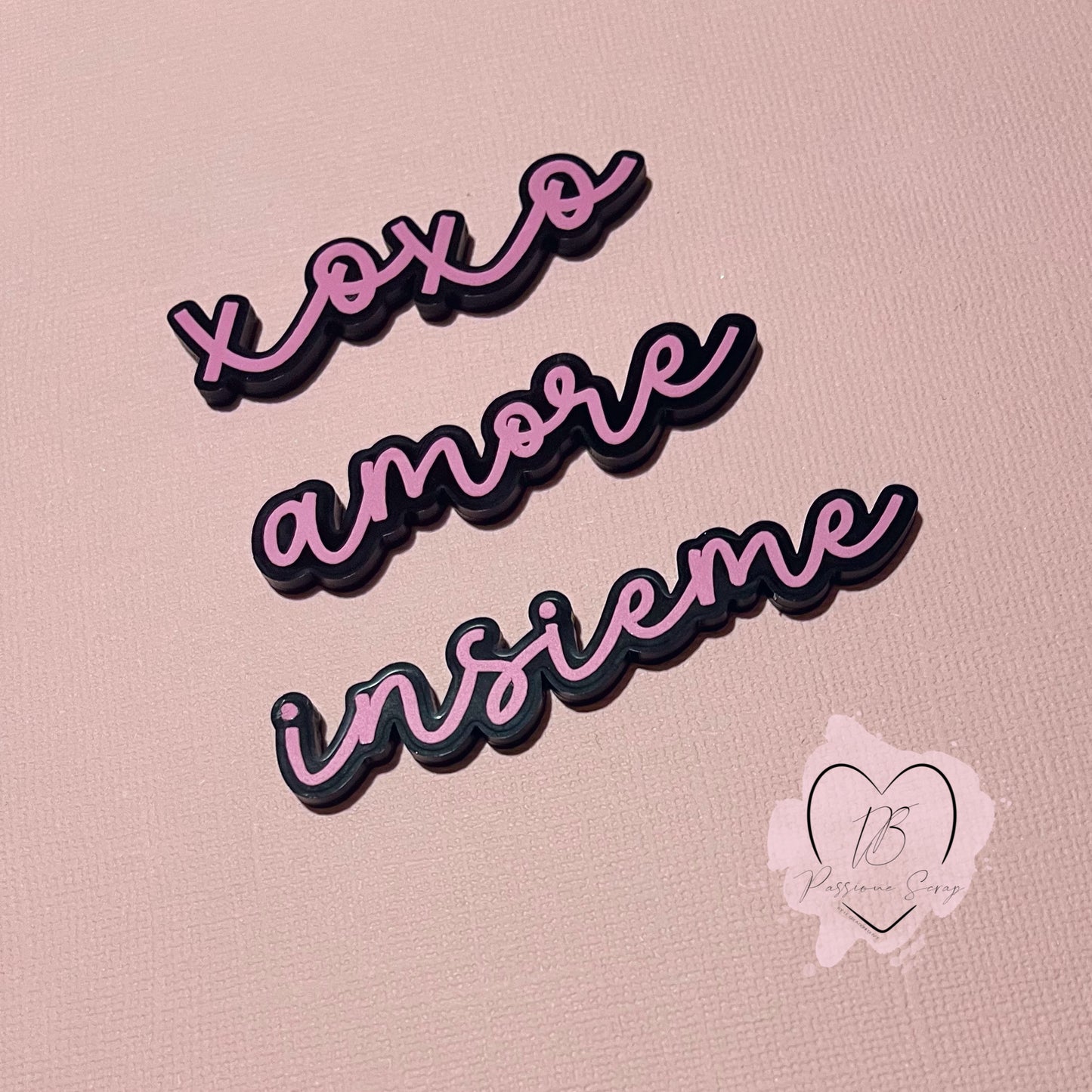 Scritte in acrilico e vinile “C’è amore nell’aria”